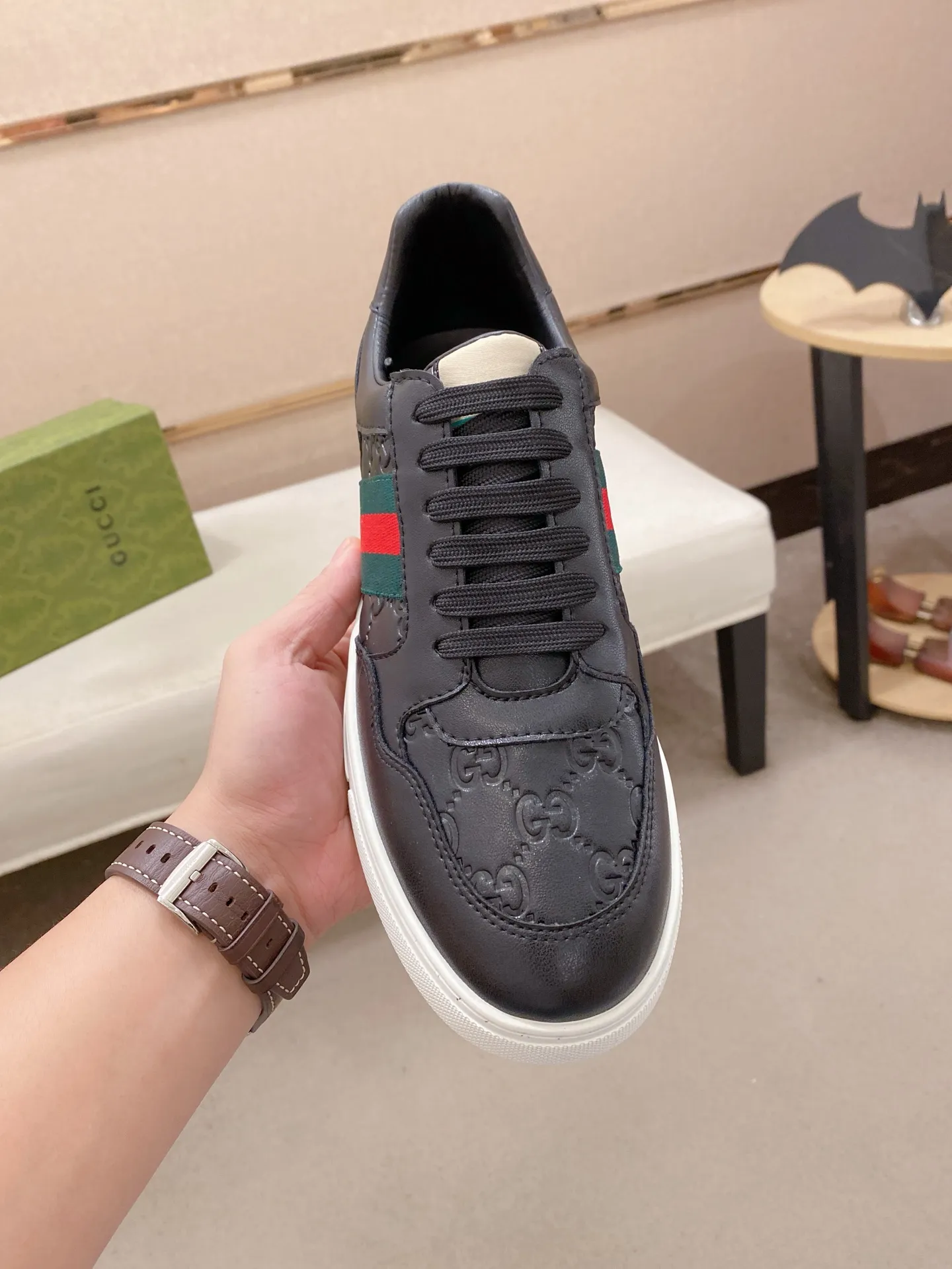 Men's shoes💰 440💰The new GUCCI (Gucci) counters are launched simultaneously. The new men's shoes, 😘fabrics are selected from imported cowhide, and the lining is sheepskin lining. 👍🏿 High-end ☄️ air-cushion molded anti-slip rubber outsole, exquisite lines, simple and elegant, comfortable and high-end for leisure travel. Code number: 38 to 44 (45 can be customized and cannot be returned or exchanged)
